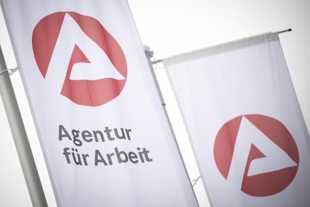 FILED - 30 January 2026, Mecklenburg-Western Pomerania, Schwerin: A flag with the logo of the German employment agency flies in the wind. Photo: Philip Dulian/dpa