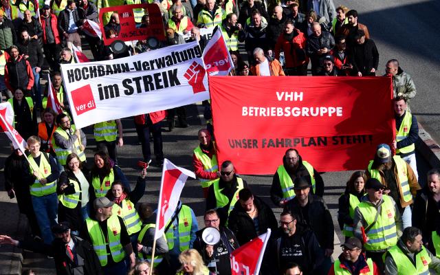 27 February 2026, Hamburg: Local transport workers demonstrate during a warning strike in Bahnhofstraße in Hamburg. warning strike in local transport. The Verdi trade union has called on its members to go on strike on Friday and Saturday. Photo: Daniel Bockwoldt/dpa/Daniel Bockwoldt