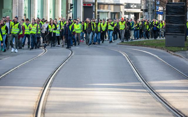 27 February 2026, Hamburg, Bremen: Local transport workers demonstrate during a warning strike in Bahnhofstraße in Erfurt. warning strike in local transport. The Verdi trade union has called on its members to go on strike on Friday and Saturday. Photo: Focke Strangmann/dpa