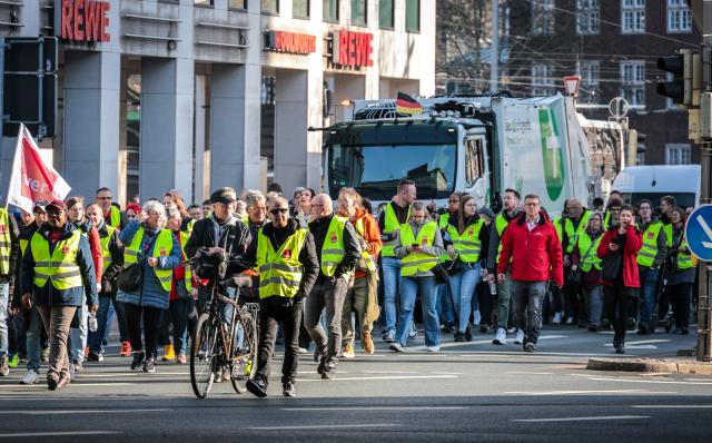 27 February 2026, Hamburg, Bremen: Local transport workers demonstrate during a warning strike in Bahnhofstraße in Erfurt. warning strike in local transport. The Verdi trade union has called on its members to go on strike on Friday and Saturday. Photo: Focke Strangmann/dpa