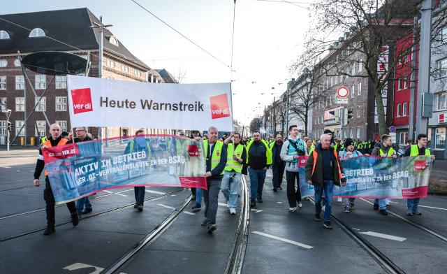27 February 2026, Hamburg, Bremen: Local transport workers demonstrate during a warning strike in Bahnhofstraße in Erfurt. warning strike in local transport. The Verdi trade union has called on its members to go on strike on Friday and Saturday. Photo: Focke Strangmann/dpa