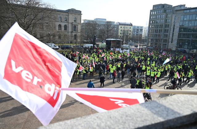 27 February 2026, Hamburg: Local transport workers dem
onstrate during a warning strike in Bahnhofstraße in Erfurt. warning strike in local transport. The Verdi trade union has called on its members to go on strike on Friday and Saturday. Photo: Elisa Schu/dpa