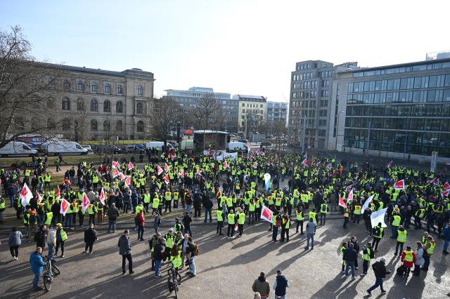 27 February 2026, Hamburg: Local transport workers dem
onstrate during a warning strike in Bahnhofstraße in Erfurt. warning strike in local transport. The Verdi trade union has called on its members to go on strike on Friday and Saturday. Photo: Elisa Schu/dpa