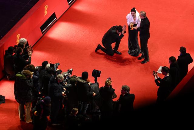 21 February 2026, Berlin: German director Ilker Catak (L) celebrates the Golden Bear for Best Film for the film "Yellow Letters" with Turkish actors Oezgue Namal (C) and Tansu Bicer after the awards ceremony at the closing gala of the 76th Berlin International Film Festival. Photo: Britta Pedersen/dpa