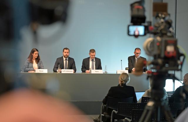 27 February 2026, Bavaria, Munich: (L-R) Andrea Rexer, Munich Airport Communications, Thomas Hoff Andersson, Managing Director Aviation & Operation Munich Airport, Heiko Reitz, Lufthansa Hub Manager and Martin Leute, Lufthansa Communications, give a press conference on the incident in which hundreds of passengers had to spend the night on a plane. Senior figures at Munich Airport and German airline Lufthansa apologized on Friday for making mistakes that led to hundreds of passengers being forced to spend the night on six aeroplanes caught in bad weather last week. Photo: Malin Wunderlich/dpa