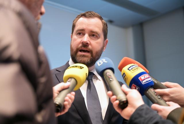 27 February 2026, Bavaria, Munich: Thomas Hoff Andersson, Managing Director Aviation & Operation at Flughafen München GmbH, speaks to reporters after a press conference on the incident in which hundreds of passengers had to spend the night on a plane. Senior figures at Munich Airport and German airline Lufthansa apologized on Friday for making mistakes that led to hundreds of passengers being forced to spend the night on six aeroplanes caught in bad weather last week. Photo: Malin Wunderlich/dpa