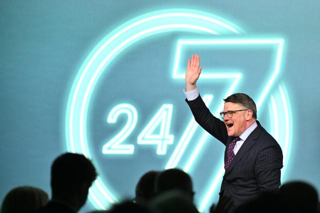 27 February 2026, Hesse, Volkmarsen: Boris Rhein, Minister President of Hesse and State Chairman of the CDU Hesse, waves at an election campaign event in the Nordhessenhalle as the CDU federal chairman kicks off the final phase of the local election campaign ahead of the March 15, 2026, vote in Hesse. Photo: Swen Pförtner/dpa