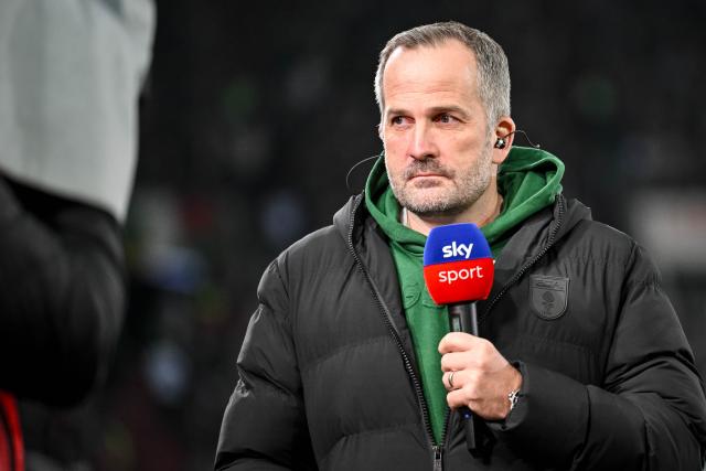 27 February 2026, Bavaria, Augsburg: Augsburg coach Manuel Baum speaks during a pre-match interview ahead of the German Bundesliga soccer match between FC Augsburg and 1. FC Cologne at the WWK Arena. Photo: Harry Langer/dpa - WICHTIGER HINWEIS: Gemäß den Vorgaben der DFL Deutsche Fußball Liga bzw. des DFB Deutscher Fußball-Bund ist es untersagt, in dem Stadion und/oder vom Spiel angefertigte Fotoaufnahmen in Form von Sequenzbildern und/oder videoähnlichen Fotostrecken zu verwerten bzw. verwerten zu lassen.