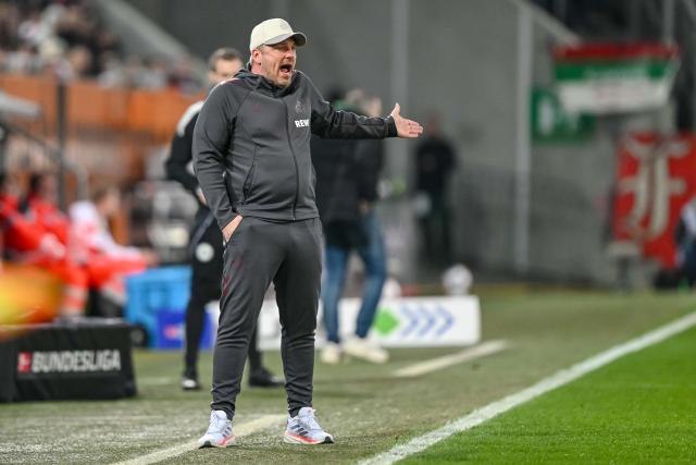 27 February 2026, Bavaria, Augsburg: Cologne coach Lukasz Kwasniok gestures from the touchline during the German Bundesliga soccer match between FC Augsburg and 1. FC Cologne at the WWK Arena. Photo: Harry Langer/dpa - WICHTIGER HINWEIS: Gemäß den Vorgaben der DFL Deutsche Fußball Liga bzw. des DFB Deutscher Fußball-Bund ist es untersagt, in dem Stadion und/oder vom Spiel angefertigte Fotoaufnahmen in Form von Sequenzbildern und/oder videoähnlichen Fotostrecken zu verwerten bzw. verwerten zu lassen.