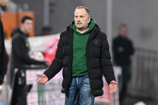 27 February 2026, Bavaria, Augsburg: Augsburg coach Manuel Baum gestures from the touchline during the German Bundesliga soccer match between FC Augsburg and 1. FC Cologne at the WWK Arena. Photo: Harry Langer/dpa - WICHTIGER HINWEIS: Gemäß den Vorgaben der DFL Deutsche Fußball Liga bzw. des DFB Deutscher Fußball-Bund ist es untersagt, in dem Stadion und/oder vom Spiel angefertigte Fotoaufnahmen in Form von Sequenzbildern und/oder videoähnlichen Fotostrecken zu verwerten bzw. verwerten zu lassen.
