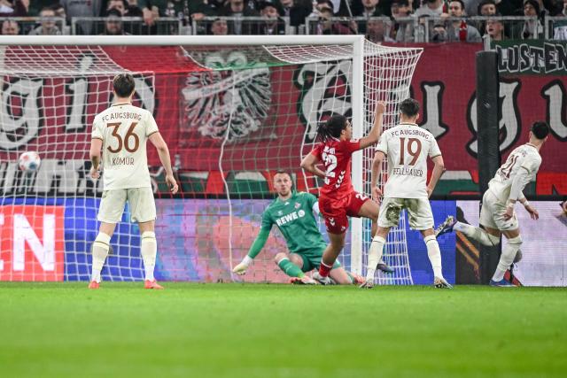 27 February 2026, Bavaria, Augsburg: Augsburg's Rodrigo Ribeiro (R) scores his side's first goal of the game during the German Bundesliga soccer match between FC Augsburg and 1. FC Cologne at the WWK Arena. Photo: Harry Langer/dpa - WICHTIGER HINWEIS: Gemäß den Vorgaben der DFL Deutsche Fußball Liga bzw. des DFB Deutscher Fußball-Bund ist es untersagt, in dem Stadion und/oder vom Spiel angefertigte Fotoaufnahmen in Form von Sequenzbildern und/oder videoähnlichen Fotostrecken zu verwerten bzw. verwerten zu lassen.