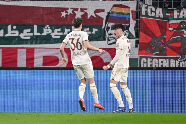 27 February 2026, Bavaria, Augsburg: Augsburg's Mert Koemuer (L) and Rodrigo Ribeiro celebrate after scoring his side's first goal of the game during the German Bundesliga soccer match between FC Augsburg and 1. FC Cologne at the WWK Arena. Photo: Harry Langer/dpa - WICHTIGER HINWEIS: Gemäß den Vorgaben der DFL Deutsche Fußball Liga bzw. des DFB Deutscher Fußball-Bund ist es untersagt, in dem Stadion und/oder vom Spiel angefertigte Fotoaufnahmen in Form von Sequenzbildern und/oder videoähnlichen Fotostrecken zu verwerten bzw. verwerten zu lassen.