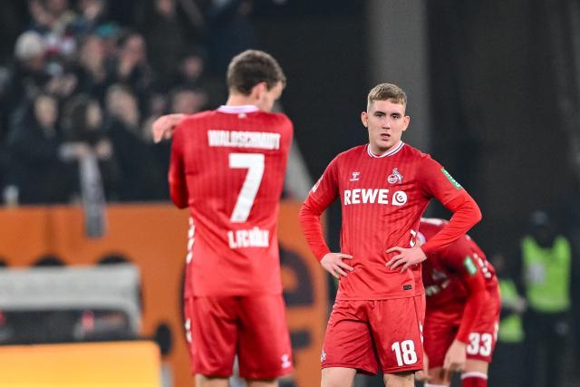 27 February 2026, Bavaria, Augsburg: Cologne's Luca Waldschmidt (L) and Cologne's Isak Johannesson react during the German Bundesliga soccer match between FC Augsburg and 1. FC Cologne at the WWK Arena. Photo: Harry Langer/dpa - WICHTIGER HINWEIS: Gemäß den Vorgaben der DFL Deutsche Fußball Liga bzw. des DFB Deutscher Fußball-Bund ist es untersagt, in dem Stadion und/oder vom Spiel angefertigte Fotoaufnahmen in Form von Sequenzbildern und/oder videoähnlichen Fotostrecken zu verwerten bzw. verwerten zu lassen.