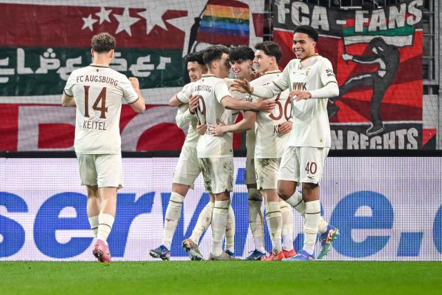 27 February 2026, Bavaria, Augsburg: Augsburg's Rodrigo Ribeiro and his teammates celebrate after scoring his side's first goal of the game during the German Bundesliga soccer match between FC Augsburg and 1. FC Cologne at the WWK Arena. Photo: Harry Langer/dpa - WICHTIGER HINWEIS: Gemäß den Vorgaben der DFL Deutsche Fußball Liga bzw. des DFB Deutscher Fußball-Bund ist es untersagt, in dem Stadion und/oder vom Spiel angefertigte Fotoaufnahmen in Form von Sequenzbildern und/oder videoähnlichen Fotostrecken zu verwerten bzw. verwerten zu lassen.