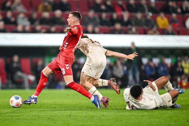 27 February 2026, Bavaria, Augsburg: Cologne's Said El Mala (L)and Augsburg's Yannik Keitel and Augsburg's Noahkai Banks battle for the ball during the German Bundesliga soccer match between FC Augsburg and 1. FC Cologne at the WWK Arena. Photo: Harry Langer/dpa - WICHTIGER HINWEIS: Gemäß den Vorgaben der DFL Deutsche Fußball Liga bzw. des DFB Deutscher Fußball-Bund ist es untersagt, in dem Stadion und/oder vom Spiel angefertigte Fotoaufnahmen in Form von Sequenzbildern und/oder videoähnlichen Fotostrecken zu verwerten bzw. verwerten zu lassen.