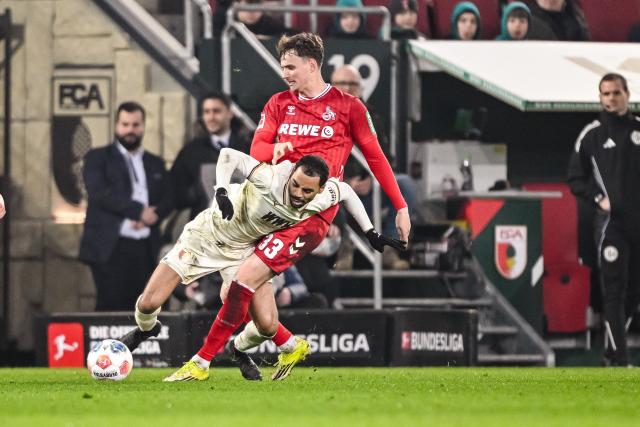 27 February 2026, Bavaria, Augsburg: Augsburg's Alexis Claude-Maurice (L) and Cologne's Rav van den Berg battle for the ball during the German Bundesliga soccer match between FC Augsburg and 1. FC Cologne at the WWK Arena. Photo: Harry Langer/dpa - WICHTIGER HINWEIS: Gemäß den Vorgaben der DFL Deutsche Fußball Liga bzw. des DFB Deutscher Fußball-Bund ist es untersagt, in dem Stadion und/oder vom Spiel angefertigte Fotoaufnahmen in Form von Sequenzbildern und/oder videoähnlichen Fotostrecken zu verwerten bzw. verwerten zu lassen.