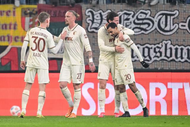 27 February 2026, Bavaria, Augsburg: Augsburg's Alexis Claude-Maurice (R) and his team celebrate after scoring his side's second goal of the game during the German Bundesliga soccer match between FC Augsburg and 1. FC Cologne at the WWK Arena. Photo: Harry Langer/dpa - WICHTIGER HINWEIS: Gemäß den Vorgaben der DFL Deutsche Fußball Liga bzw. des DFB Deutscher Fußball-Bund ist es untersagt, in dem Stadion und/oder vom Spiel angefertigte Fotoaufnahmen in Form von Sequenzbildern und/oder videoähnlichen Fotostrecken zu verwerten bzw. verwerten zu lassen.
