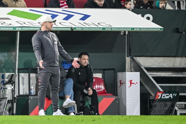 27 February 2026, Bavaria, Augsburg: Cologne coach Lukasz Kwasniok gestures from the touchline during the German Bundesliga soccer match between FC Augsburg and 1. FC Cologne at the WWK Arena. Photo: Harry Langer/dpa - WICHTIGER HINWEIS: Gemäß den Vorgaben der DFL Deutsche Fußball Liga bzw. des DFB Deutscher Fußball-Bund ist es untersagt, in dem Stadion und/oder vom Spiel angefertigte Fotoaufnahmen in Form von Sequenzbildern und/oder videoähnlichen Fotostrecken zu verwerten bzw. verwerten zu lassen.