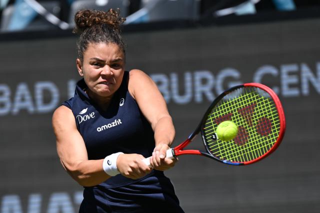 FILED - 24 June 2025, Hesse, Bad Homburg: Italian tennis player Jasmine Paolini in action against Canada's Leylah Fernandez during their women's singles round of 16 match of the Bad Homburg Open Tennis Tournament. Photo: Arne Dedert/dpa