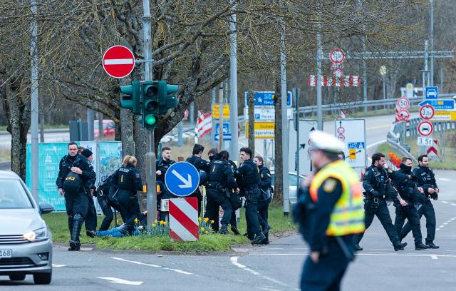 28 February 2026, Saarland, Saarbrücken: Police forces intervene after demonstrators broke through the cordoned-off assembly area. Almost 300 participants from the "Initiative against AfD and racism" gathered for a protest rally in front of the AfD regional office in Dudweiler Land street. Photo: Laszlo Pinter/dpa