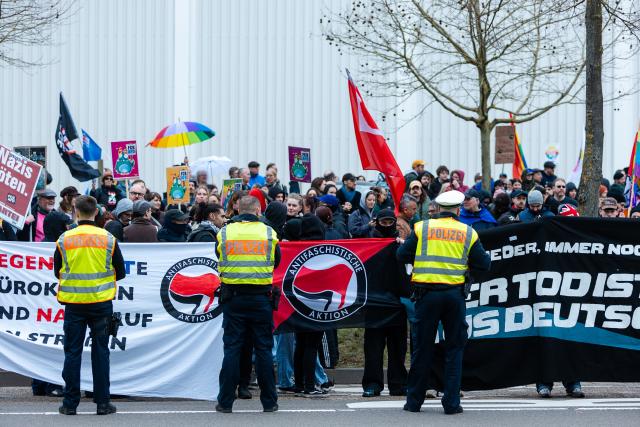 28 February 2026, Saarland, Saarbrücken: Police forces intervene after demonstrators broke through the cordoned-off assembly area. Almost 300 participants from the "Initiative against AfD and racism" gathered for a protest rally in front of the AfD regional office in Dudweiler Land street. Photo: Laszlo Pinter/dpa