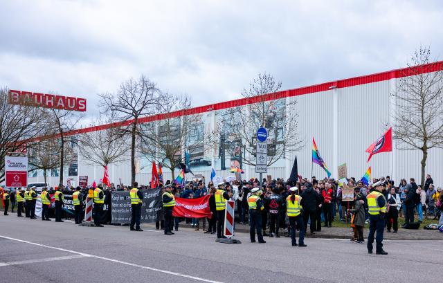 28 February 2026, Saarland, Saarbrücken: Police forces intervene after demonstrators broke through the cordoned-off assembly area. Almost 300 participants from the "Initiative against AfD and racism" gathered for a protest rally in front of the AfD regional office in Dudweiler Land street. Photo: Laszlo Pinter/dpa