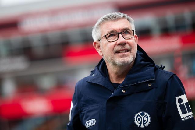 28 February 2026, North Rhine-Westphalia, Leverkusen: Mainz coach Urs Fischer looks around ahead of the German Bundesliga soccer match between Bayer Leverkusen and FSV Mainz 05 at BayArena. Photo: Marius Becker/dpa - WICHTIGER HINWEIS: Gemäß den Vorgaben der DFL Deutsche Fußball Liga bzw. des DFB Deutscher Fußball-Bund ist es untersagt, in dem Stadion und/oder vom Spiel angefertigte Fotoaufnahmen in Form von Sequenzbildern und/oder videoähnlichen Fotostrecken zu verwerten bzw. verwerten zu lassen.