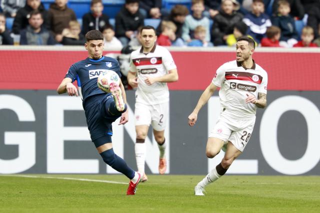 28 February 2026, Baden-Wuerttemberg, Sinsheim: Hoffenheim's Albian Hajdari and St. Pauli's Mathias Pereira Lage battle for the ball during the German Bundesliga soccer match between TSG 1899 Hoffenheim and FC St. Pauli at PreZero Arena. Photo: Heiko Becker/dpa - WICHTIGER HINWEIS: Gemäß den Vorgaben der DFL Deutsche Fußball Liga bzw. des DFB Deutscher Fußball-Bund ist es untersagt, in dem Stadion und/oder vom Spiel angefertigte Fotoaufnahmen in Form von Sequenzbildern und/oder videoähnlichen Fotostrecken zu verwerten bzw. verwerten zu lassen.