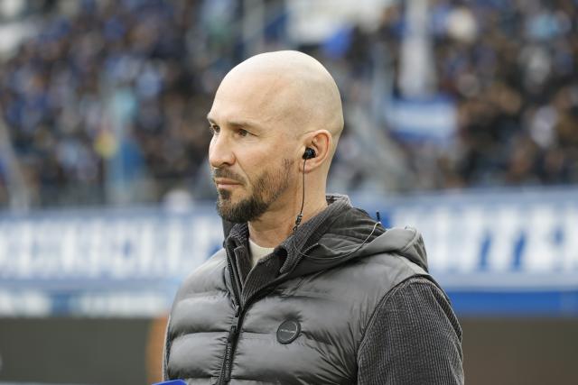 28 February 2026, Baden-Wuerttemberg, Sinsheim: Hoffenheim coach Christian Ilzer walks on the pitch ahead of the German Bundesliga soccer match between TSG 1899 Hoffenheim and FC St. Pauli at PreZero Arena. Photo: Heiko Becker/dpa - WICHTIGER HINWEIS: Gemäß den Vorgaben der DFL Deutsche Fußball Liga bzw. des DFB Deutscher Fußball-Bund ist es untersagt, in dem Stadion und/oder vom Spiel angefertigte Fotoaufnahmen in Form von Sequenzbildern und/oder videoähnlichen Fotostrecken zu verwerten bzw. verwerten zu lassen.