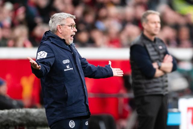 28 February 2026, North Rhine-Westphalia, Leverkusen: Mainz coach Urs Fischer reacts on the touchline during the German Bundesliga soccer match between Bayer Leverkusen and FSV Mainz 05 at BayArena. Photo: Marius Becker/dpa - WICHTIGER HINWEIS: Gemäß den Vorgaben der DFL Deutsche Fußball Liga bzw. des DFB Deutscher Fußball-Bund ist es untersagt, in dem Stadion und/oder vom Spiel angefertigte Fotoaufnahmen in Form von Sequenzbildern und/oder videoähnlichen Fotostrecken zu verwerten bzw. verwerten zu lassen.