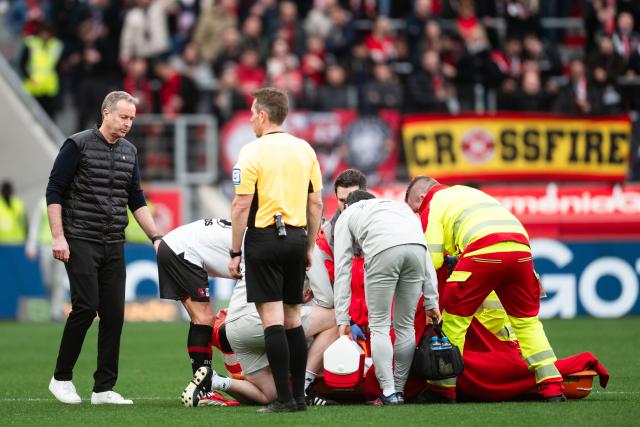 28 February 2026, North Rhine-Westphalia, Leverkusen: Bayer Leverkusen's coach Kasper Hjulmand (L) watches as Arthur lies injured on the ground receiving treatment during the German Bundesliga soccer match between Bayer Leverkusen and 1. FSV Mainz 05 at the BayArena. Photo: Marius Becker/dpa - WICHTIGER HINWEIS: Gemäß den Vorgaben der DFL Deutsche Fußball Liga bzw. des DFB Deutscher Fußball-Bund ist es untersagt, in dem Stadion und/oder vom Spiel angefertigte Fotoaufnahmen in Form von Sequenzbildern und/oder videoähnlichen Fotostrecken zu verwerten bzw. verwerten zu lassen.