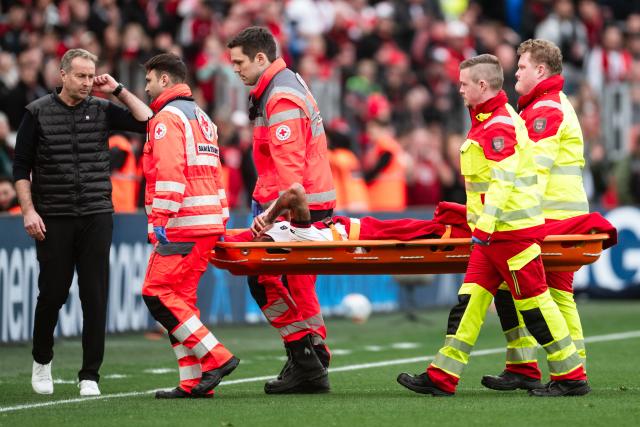 28 February 2026, North Rhine-Westphalia, Leverkusen: Bayer Leverkusen's Arthur is carried off the field injured during the German Bundesliga soccer match between Bayer Leverkusen and FSV Mainz 05 at BayArena. Photo: Marius Becker/dpa - WICHTIGER HINWEIS: Gemäß den Vorgaben der DFL Deutsche Fußball Liga bzw. des DFB Deutscher Fußball-Bund ist es untersagt, in dem Stadion und/oder vom Spiel angefertigte Fotoaufnahmen in Form von Sequenzbildern und/oder videoähnlichen Fotostrecken zu verwerten bzw. verwerten zu lassen.