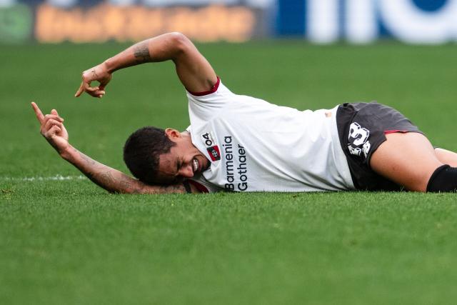 28 February 2026, North Rhine-Westphalia, Leverkusen: Leverkusen's Arthur lies injured on the pitch and signals for a substitution during the German Bundesliga soccer match between Bayer Leverkusen and 1. FSV Mainz 05 at the BayArena. Photo: Marius Becker/dpa - WICHTIGER HINWEIS: Gemäß den Vorgaben der DFL Deutsche Fußball Liga bzw. des DFB Deutscher Fußball-Bund ist es untersagt, in dem Stadion und/oder vom Spiel angefertigte Fotoaufnahmen in Form von Sequenzbildern und/oder videoähnlichen Fotostrecken zu verwerten bzw. verwerten zu lassen.