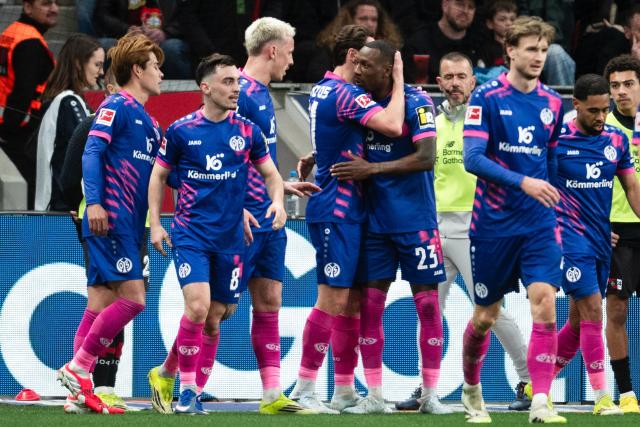 28 February 2026, North Rhine-Westphalia, Leverkusen: Mainz's Sheraldo Becker (3rd R) celebrates with his teammates after scoring his side's first goal of the game during the German Bundesliga soccer match between Bayer Leverkusen and 1. FSV Mainz 05 at the BayArena. Photo: Marius Becker/dpa - WICHTIGER HINWEIS: Gemäß den Vorgaben der DFL Deutsche Fußball Liga bzw. des DFB Deutscher Fußball-Bund ist es untersagt, in dem Stadion und/oder vom Spiel angefertigte Fotoaufnahmen in Form von Sequenzbildern und/oder videoähnlichen Fotostrecken zu verwerten bzw. verwerten zu lassen.