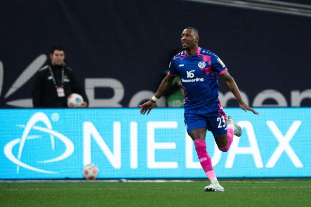 28 February 2026, North Rhine-Westphalia, Leverkusen: Mainz's Sheraldo Becker celebrates after scoring his side's first goal of the game during the German Bundesliga soccer match between Bayer Leverkusen and 1. FSV Mainz 05 at the BayArena. Photo: Marius Becker/dpa - WICHTIGER HINWEIS: Gemäß den Vorgaben der DFL Deutsche Fußball Liga bzw. des DFB Deutscher Fußball-Bund ist es untersagt, in dem Stadion und/oder vom Spiel angefertigte Fotoaufnahmen in Form von Sequenzbildern und/oder videoähnlichen Fotostrecken zu verwerten bzw. verwerten zu lassen.