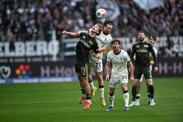 28 February 2026, North Rhine-Westphalia, Mönchengladbach: Union Berlin's Andras Schaefer (L) and Borussia Moenchengladbach's Rocco Reitz battle for the ball during the German Bundesliga soccer match between Borussia Meonchengladbach and 1. FC Union Berlin at Borussia-Park. Photo: Fabian Strauch/dpa - WICHTIGER HINWEIS: Gemäß den Vorgaben der DFL Deutsche Fußball Liga bzw. des DFB Deutscher Fußball-Bund ist es untersagt, in dem Stadion und/oder vom Spiel angefertigte Fotoaufnahmen in Form von Sequenzbildern und/oder videoähnlichen Fotostrecken zu verwerten bzw. verwerten zu lassen.