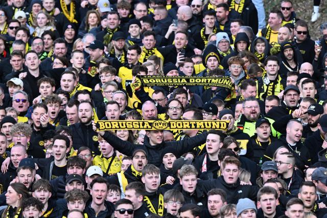 28 February 2026, North Rhine-Westphalia, Dortmund: Borussia Dortmund fans march to the stadium ahead of the German Bundesliga soccer match between Borussia Dortmund and FC Bayern Munich at Signal Iduna Park. Photo: Federico Gambarini/dpa - IMPORTANT NOTICE: DFL and DFB regulations prohibit any use of photographs as image sequences and/or quasi-video.
