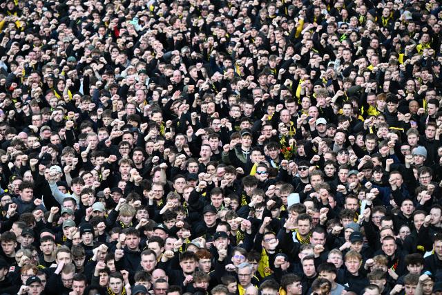 28 February 2026, North Rhine-Westphalia, Dortmund: Borussia Dortmund fans march to the stadium ahead of the German Bundesliga soccer match between Borussia Dortmund and FC Bayern Munich at Signal Iduna Park. Photo: Federico Gambarini/dpa - IMPORTANT NOTICE: DFL and DFB regulations prohibit any use of photographs as image sequences and/or quasi-video.