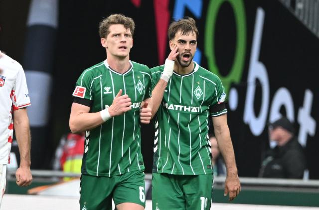 28 February 2026, Bremen: Werder Bremen's Jovan Milosevic and Werder Bremen's Jens Stage (L) celebrate after scoring their side's first goal during the German Bundesliga soccer match between SV Werder Bremen and 1. FC Heidenheim 1846 at Weserstadion. Photo: Carmen Jaspersen/dpa - WICHTIGER HINWEIS: Gemäß den Vorgaben der DFL Deutsche Fußball Liga bzw. des DFB Deutscher Fußball-Bund ist es untersagt, in dem Stadion und/oder vom Spiel angefertigte Fotoaufnahmen in Form von Sequenzbildern und/oder videoähnlichen Fotostrecken zu verwerten bzw. verwerten zu lassen.
