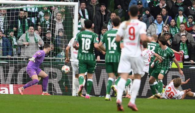 28 February 2026, Bremen: Werder Bremen's Jovan Milosevic (R) scores his side's first goal of the game during the German Bundesliga soccer match between SV Werder Bremen and 1. FC Heidenheim 1846 at Weserstadion. Photo: Carmen Jaspersen/dpa - WICHTIGER HINWEIS: Gemäß den Vorgaben der DFL Deutsche Fußball Liga bzw. des DFB Deutscher Fußball-Bund ist es untersagt, in dem Stadion und/oder vom Spiel angefertigte Fotoaufnahmen in Form von Sequenzbildern und/oder videoähnlichen Fotostrecken zu verwerten bzw. verwerten zu lassen.