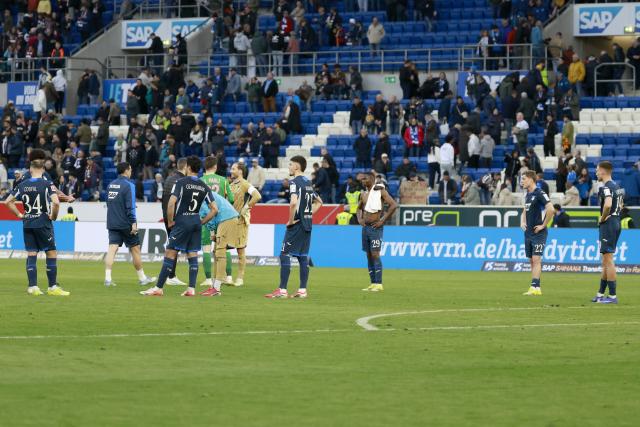 28 February 2026, Baden-Wuerttemberg, Sinsheim: Disappointment among the TSG Hoffenheim players after their defeat against Pauli after the German Bundesliga soccer match at PreZero Arena. Photo: Heiko Becker/dpa - WICHTIGER HINWEIS: Gemäß den Vorgaben der DFL Deutsche Fußball Liga bzw. des DFB Deutscher Fußball-Bund ist es untersagt, in dem Stadion und/oder vom Spiel angefertigte Fotoaufnahmen in Form von Sequenzbildern und/oder videoähnlichen Fotostrecken zu verwerten bzw. verwerten zu lassen.