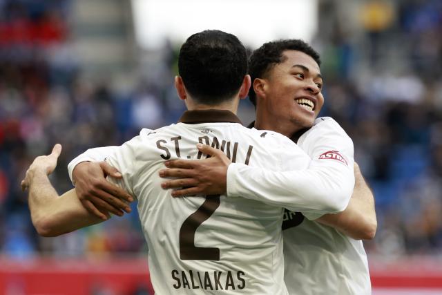 28 February 2026, Baden-Wuerttemberg, Sinsheim: St. Pauli's Manolis Saliakas and St. Pauli's Joel Chima Fujita celebrate after scoring his side's first goal of the game during the German Bundesliga soccer match between TSG 1899 Hoffenheim and FC St. Pauli at PreZero Arena. Photo: Heiko Becker/dpa - WICHTIGER HINWEIS: Gemäß den Vorgaben der DFL Deutsche Fußball Liga bzw. des DFB Deutscher Fußball-Bund ist es untersagt, in dem Stadion und/oder vom Spiel angefertigte Fotoaufnahmen in Form von Sequenzbildern und/oder videoähnlichen Fotostrecken zu verwerten bzw. verwerten zu lassen.