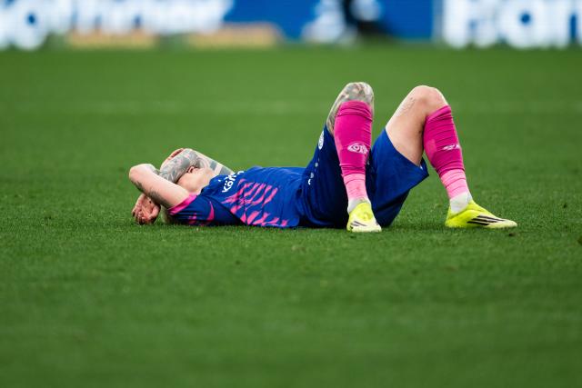 28 February 2026, North Rhine-Westphalia, Leverkusen: Mainz's Phillip Tietz Mainz lies on the pitch after the German Bundesliga soccer match between Bayer Leverkusen and 1. FSV Mainz 05 at the BayArena. Photo: Marius Becker/dpa - WICHTIGER HINWEIS: Gemäß den Vorgaben der DFL Deutsche Fußball Liga bzw. des DFB Deutscher Fußball-Bund ist es untersagt, in dem Stadion und/oder vom Spiel angefertigte Fotoaufnahmen in Form von Sequenzbildern und/oder videoähnlichen Fotostrecken zu verwerten bzw. verwerten zu lassen.