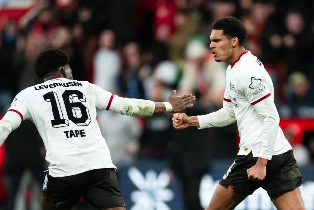 28 February 2026, North Rhine-Westphalia, Leverkusen: Bayer Leverkusen's Jarell Quansah (R) celebrates with teammate Axel Tape after scoring his side's first goal of the game during the German Bundesliga soccer match between Bayer Leverkusen and 1. FSV Mainz 05 at the BayArena. Photo: Marius Becker/dpa - WICHTIGER HINWEIS: Gemäß den Vorgaben der DFL Deutsche Fußball Liga bzw. des DFB Deutscher Fußball-Bund ist es untersagt, in dem Stadion und/oder vom Spiel angefertigte Fotoaufnahmen in Form von Sequenzbildern und/oder videoähnlichen Fotostrecken zu verwerten bzw. verwerten zu lassen.