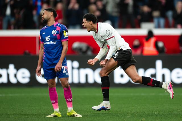 28 February 2026, North Rhine-Westphalia, Leverkusen: Bayer Leverkusen's Jarell Quansah (R) celebrates after scoring his side's first goal of the game during the German Bundesliga soccer match between Bayer Leverkusen and 1. FSV Mainz 05 at the BayArena. Photo: Marius Becker/dpa - WICHTIGER HINWEIS: Gemäß den Vorgaben der DFL Deutsche Fußball Liga bzw. des DFB Deutscher Fußball-Bund ist es untersagt, in dem Stadion und/oder vom Spiel angefertigte Fotoaufnahmen in Form von Sequenzbildern und/oder videoähnlichen Fotostrecken zu verwerten bzw. verwerten zu lassen.