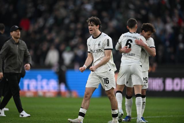 28 February 2026, North Rhine-Westphalia, Mönchengladbach: Borussia Moenchengladbach's Philipp Sander celebrates winning the German Bundesliga soccer match against 1. FC Union Berlin at Borussia-Park. Photo: Fabian Strauch/dpa - WICHTIGER HINWEIS: Gemäß den Vorgaben der DFL Deutsche Fußball Liga bzw. des DFB Deutscher Fußball-Bund ist es untersagt, in dem Stadion und/oder vom Spiel angefertigte Fotoaufnahmen in Form von Sequenzbildern und/oder videoähnlichen Fotostrecken zu verwerten bzw. verwerten zu lassen.