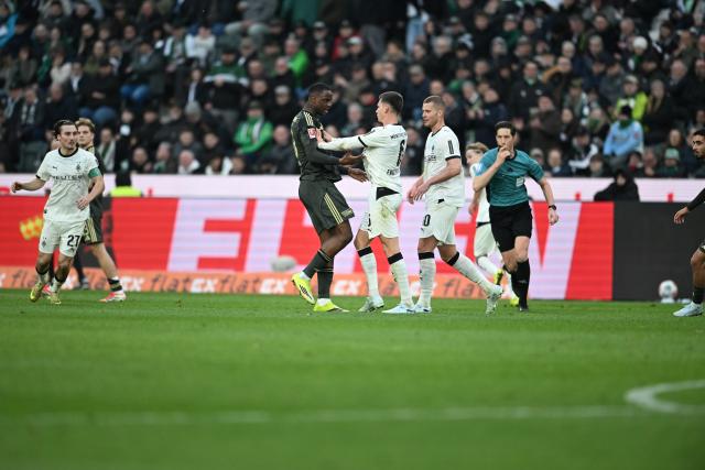 28 February 2026, North Rhine-Westphalia, Mönchengladbach: Borussia Moenchengladbach's Yannik Engelhardt (R) pushes Union Berlin's Frederik Roennow battle for the ball during the German Bundesliga soccer match between Borussia Meonchengladbach and 1. FC Union Berlin at Borussia-Park. Photo: Fabian Strauch/dpa - WICHTIGER HINWEIS: Gemäß den Vorgaben der DFL Deutsche Fußball Liga bzw. des DFB Deutscher Fußball-Bund ist es untersagt, in dem Stadion und/oder vom Spiel angefertigte Fotoaufnahmen in Form von Sequenzbildern und/oder videoähnlichen Fotostrecken zu verwerten bzw. verwerten zu lassen.
