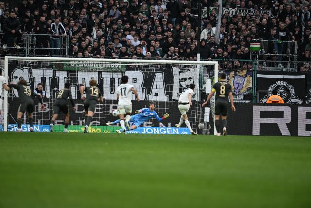 28 February 2026, North Rhine-Westphalia, Mönchengladbach: Borussia Moenchengladbach's Kevin Diks scores his side's first goal of the game from a penalty during the German Bundesliga soccer match between Borussia Meonchengladbach and 1. FC Union Berlin at Borussia-Park. Photo: Fabian Strauch/dpa - WICHTIGER HINWEIS: Gemäß den Vorgaben der DFL Deutsche Fußball Liga bzw. des DFB Deutscher Fußball-Bund ist es untersagt, in dem Stadion und/oder vom Spiel angefertigte Fotoaufnahmen in Form von Sequenzbildern und/oder videoähnlichen Fotostrecken zu verwerten bzw. verwerten zu lassen.