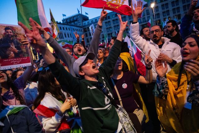 28 February 2026, Berlin: People cheer at an Iran demonstration on Pariser Platz in front of the Brandenburg Gate during a rally calling for political change for Iran. The protest is part of larger demonstrations in Berlin supporting Iranian opposition groups and advocating for democratic reforms. Photo: Christophe Gateau/dpa