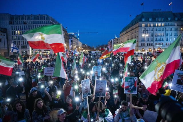 28 February 2026, Berlin: People cheer at an Iran demonstration on Pariser Platz in front of the Brandenburg Gate during a rally calling for political change for Iran. The protest is part of larger demonstrations in Berlin supporting Iranian opposition groups and advocating for democratic reforms. Photo: Christophe Gateau/dpa